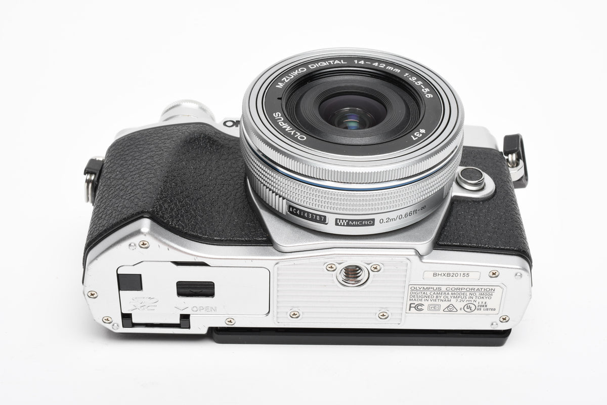 Olympus OM-D E-M10 III Chrome body w/14-42mm f3.5-5.6 lens, Very clean, fully tested