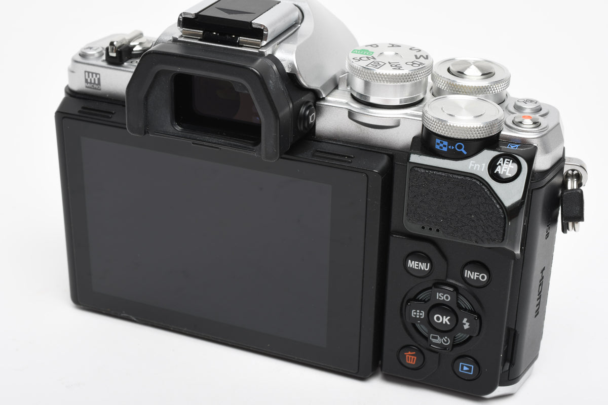 Olympus OM-D E-M10 III Chrome body w/14-42mm f3.5-5.6 lens, Very clean, fully tested