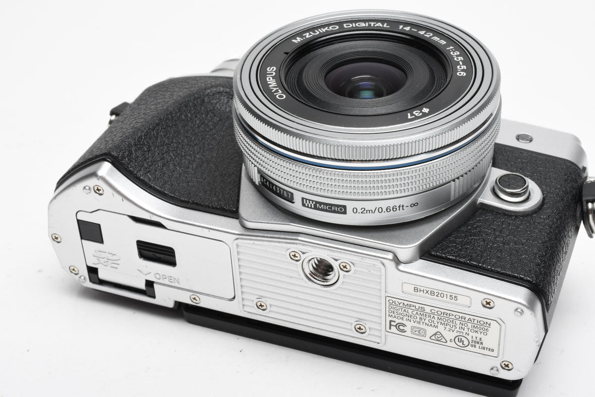 Olympus OM-D E-M10 III Chrome body w/14-42mm f3.5-5.6 lens, Very clean, fully tested
