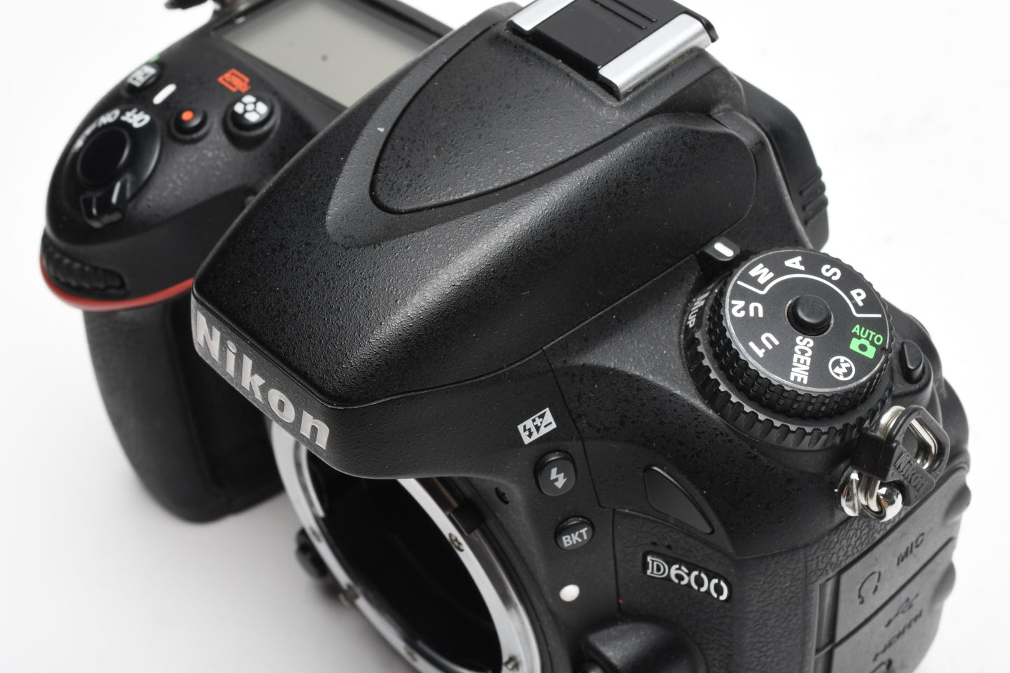 Nikon D600 DSLR Body w/Batt, charger, strap, Only 17K Acts, Tested