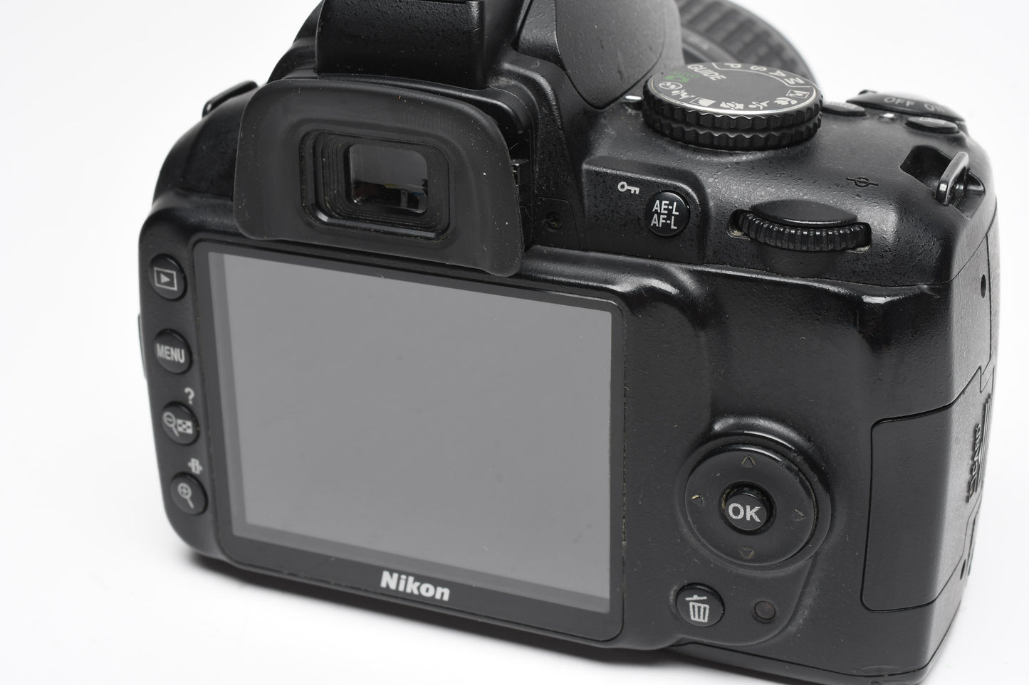 Nikon D3000 DSLR w/Nikkor AFS 18-55mm f3.5-5.6G VR Lens, Batt, Charger, Only 7807 Acts!