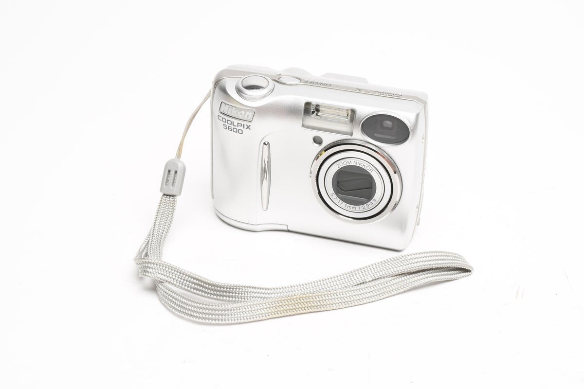 Nikon Coolpix 5600 5.1MP Digital Point&Shoot camera, Strap, Great!