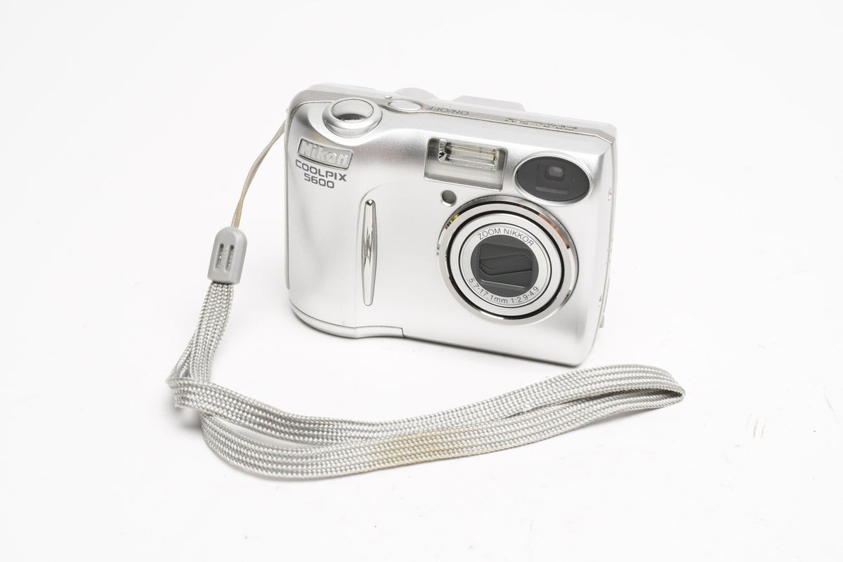 Nikon Coolpix 5600 5.1MP Digital Point&Shoot camera, Strap, Great!