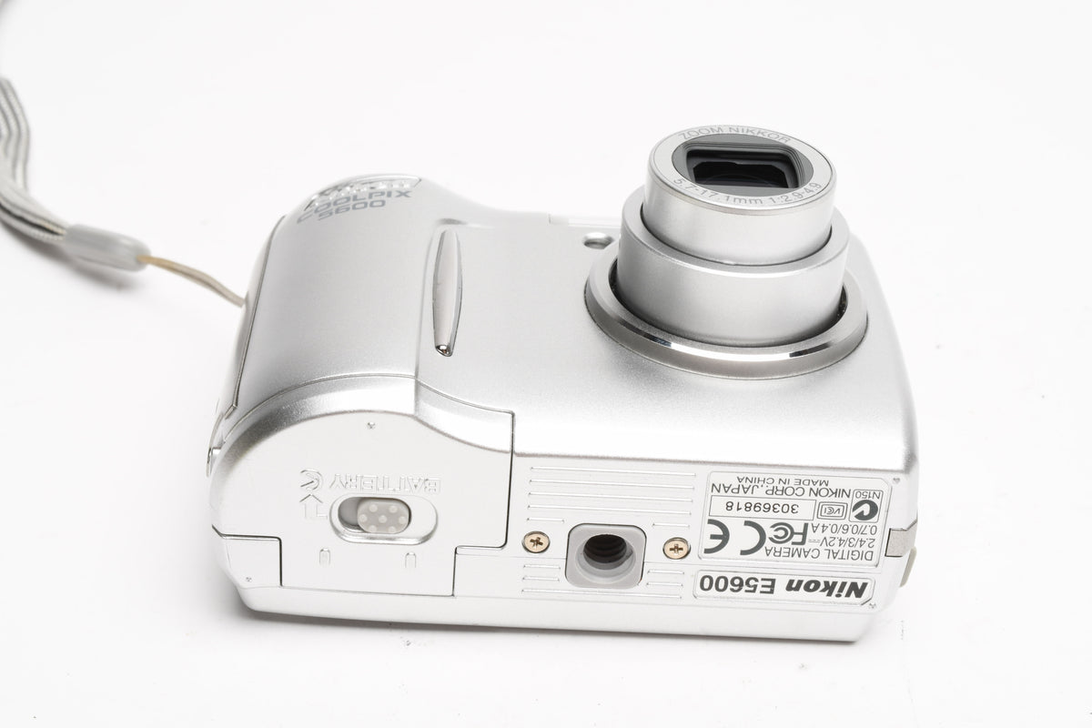 Nikon Coolpix 5600 5.1MP Digital Point&Shoot camera, Strap, Great!