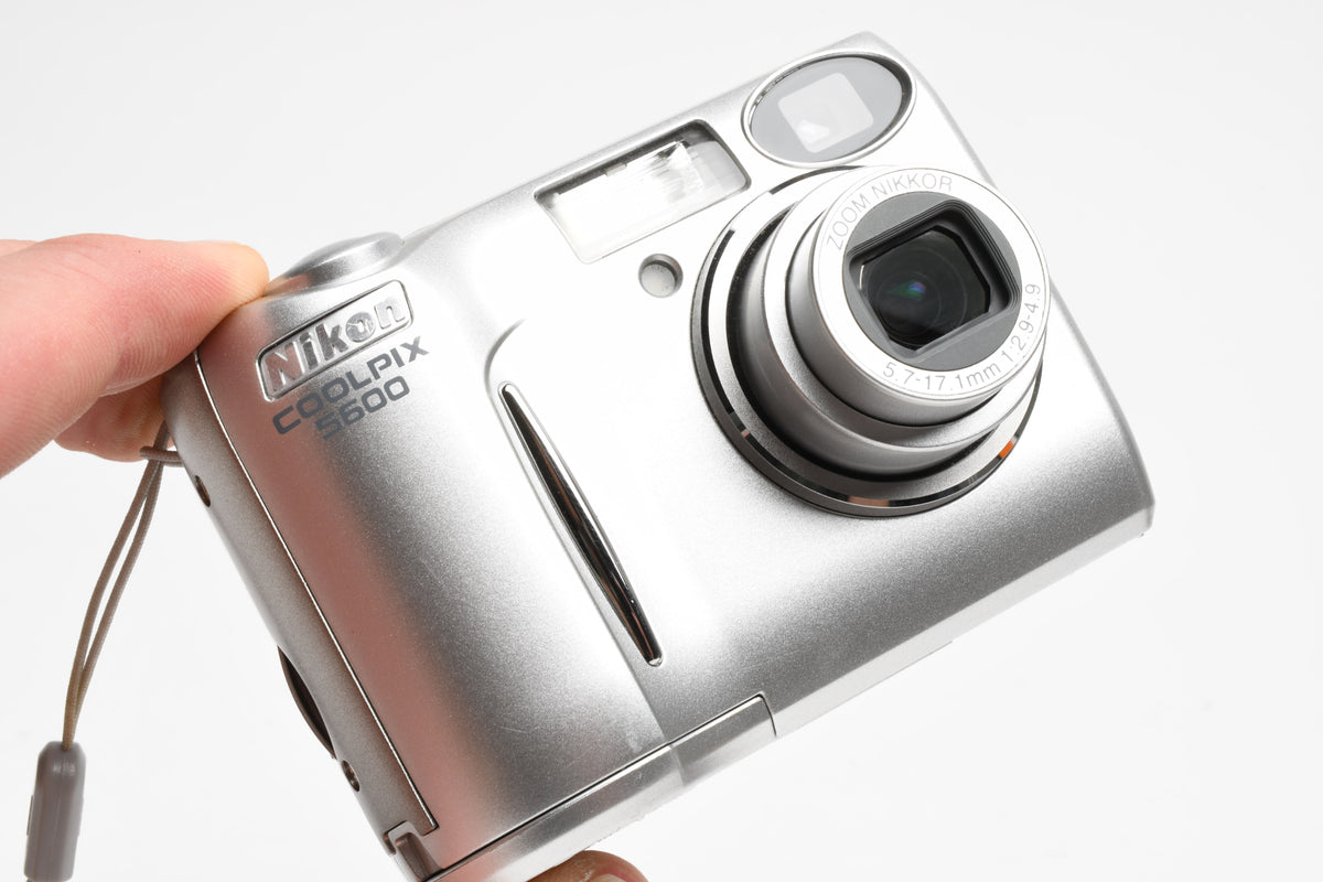 Nikon Coolpix 5600 5.1MP Digital Point&Shoot camera, Strap, Great!