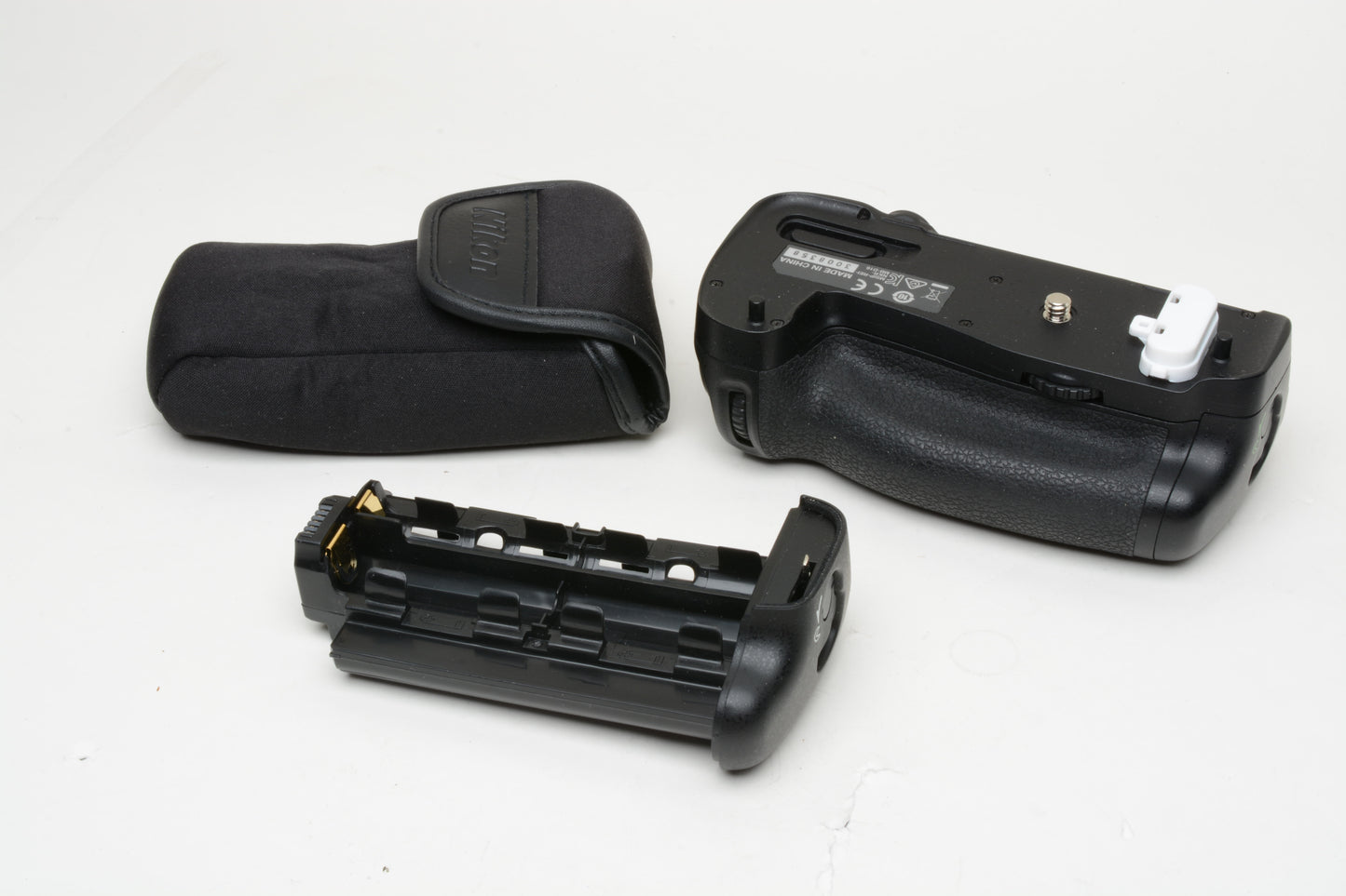 Nikon MB-D16 genuine battery grip. very gently used, w/AA insert