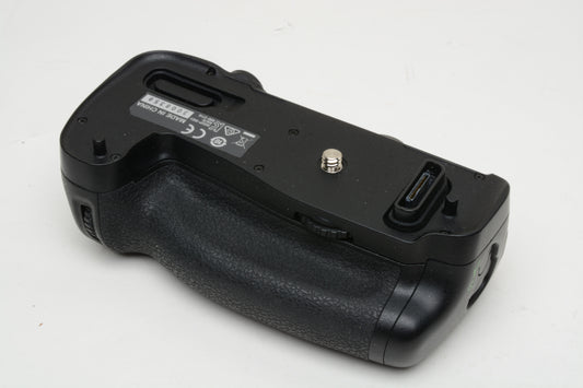 Nikon MB-D16 genuine battery grip. very gently used, w/AA insert