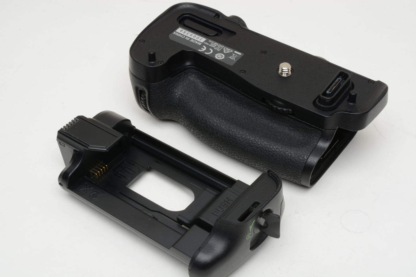 Nikon MB-D16 genuine battery grip. very gently used, w/AA insert