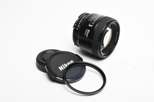 Nikon AF Nikkor 85mm F1.8D portrait lens, caps, clean and sharp! +UV