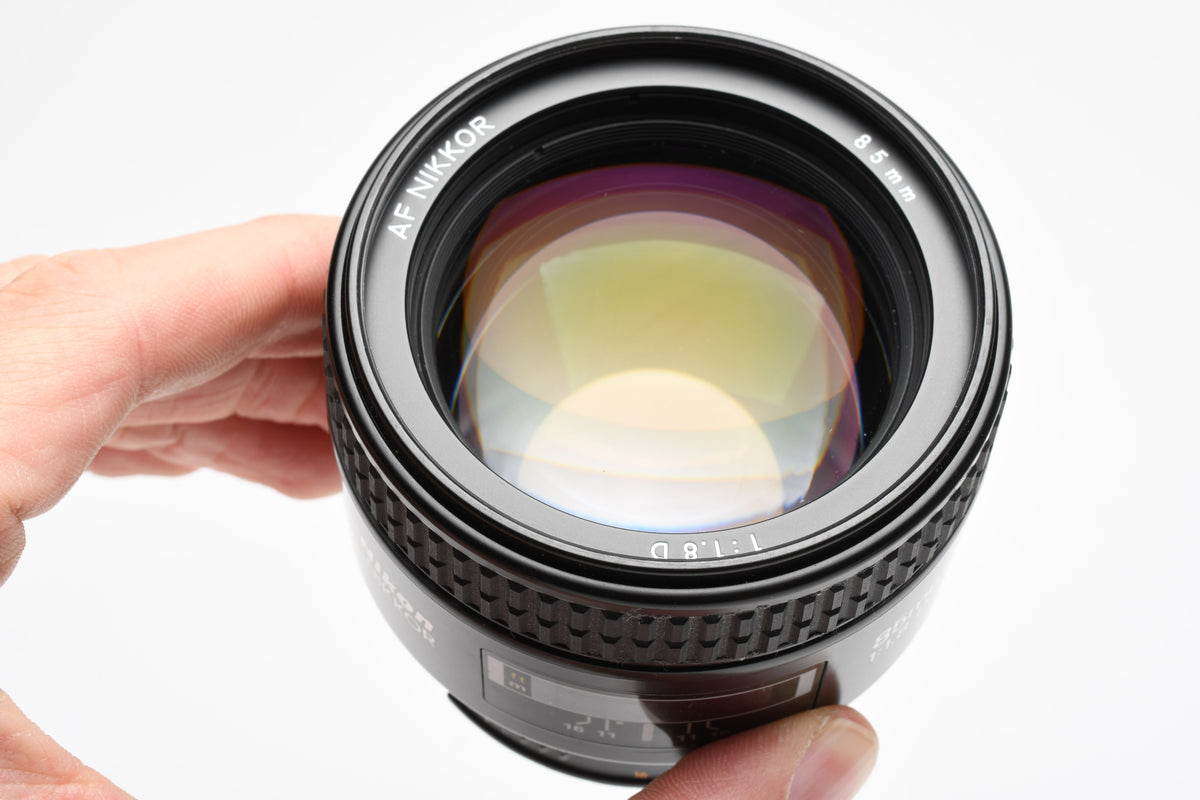 Nikon AF Nikkor 85mm F1.8D portrait lens, caps, clean and sharp! +UV