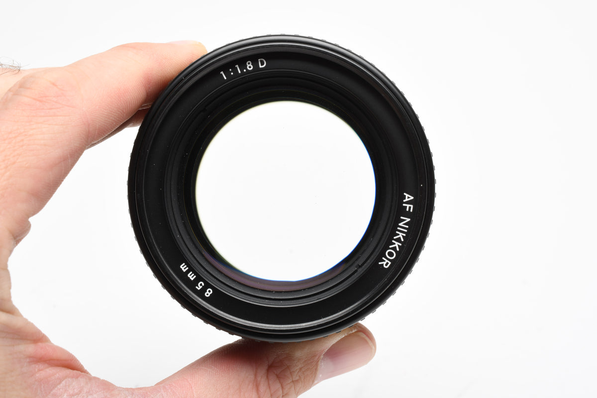 Nikon AF Nikkor 85mm F1.8D portrait lens, caps, clean and sharp! +UV
