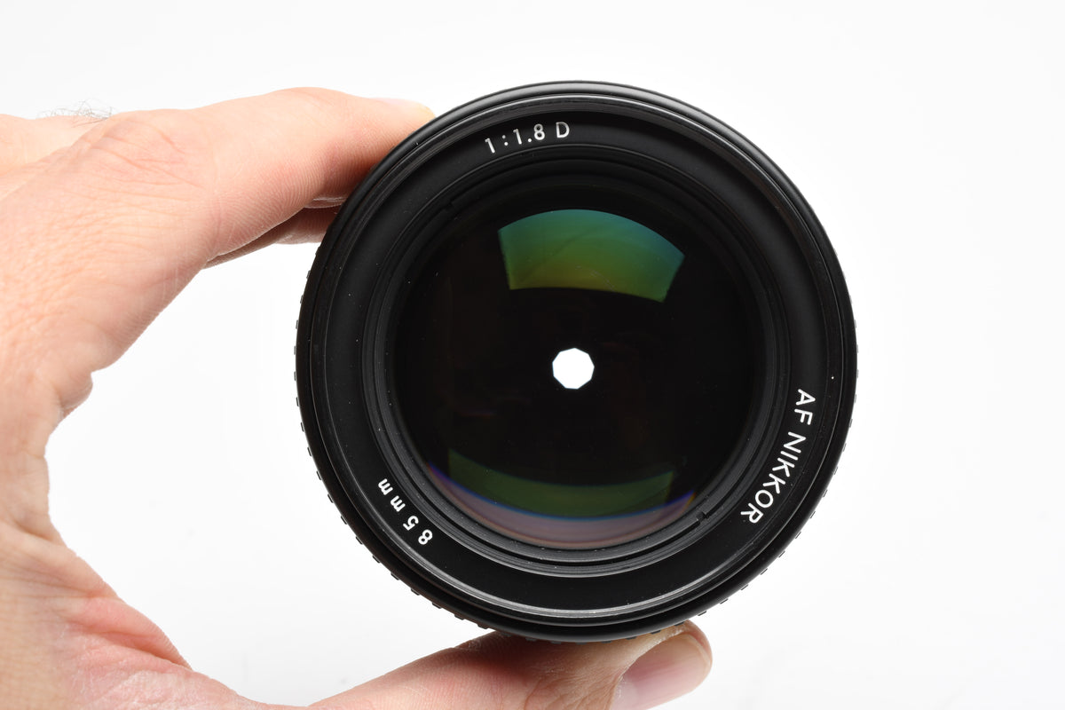 Nikon AF Nikkor 85mm F1.8D portrait lens, caps, clean and sharp! +UV