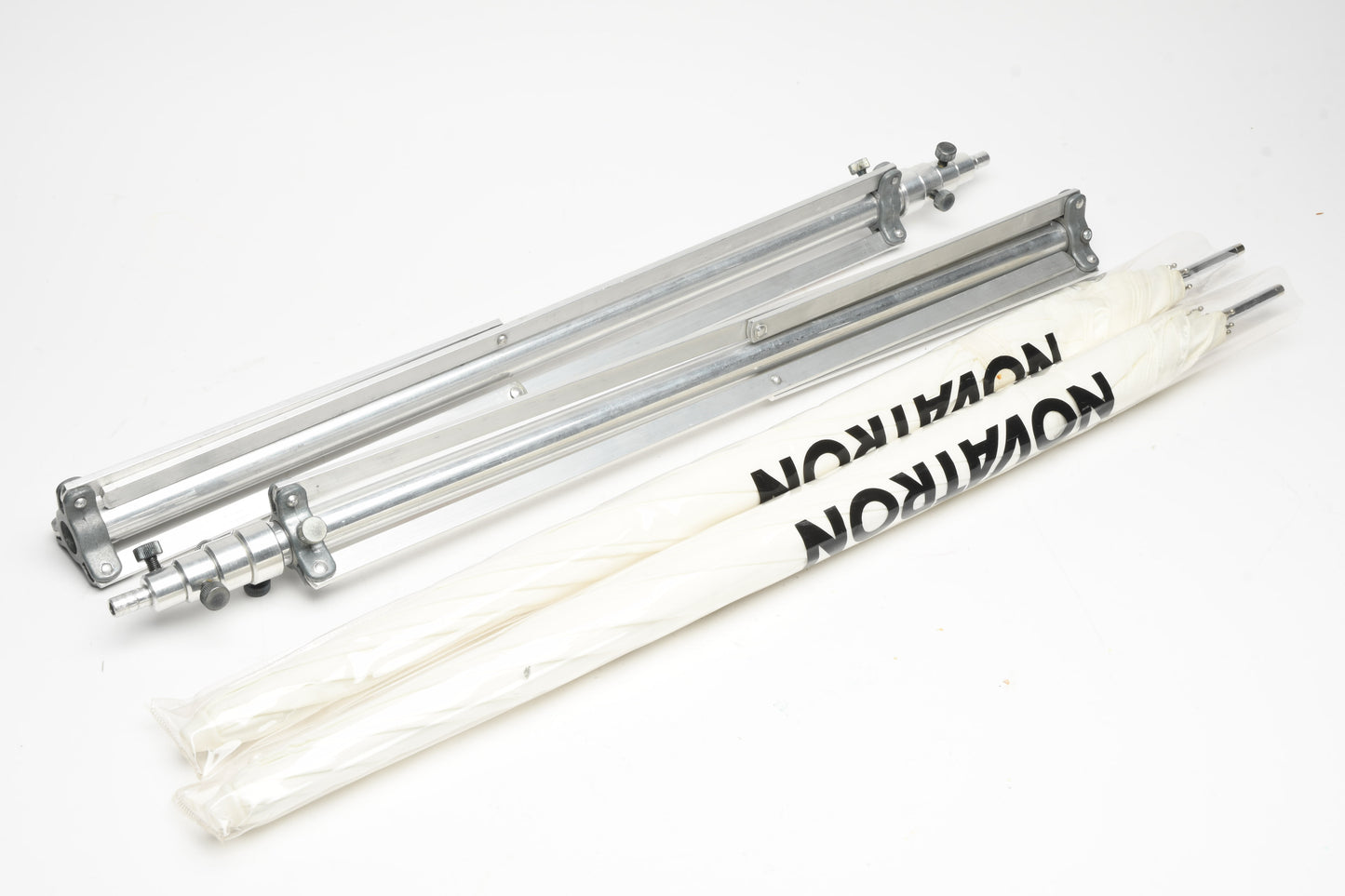 Novatron 400VR Studio Kit, 2X strobes, Stands, Umbrellas, Case, Clean!