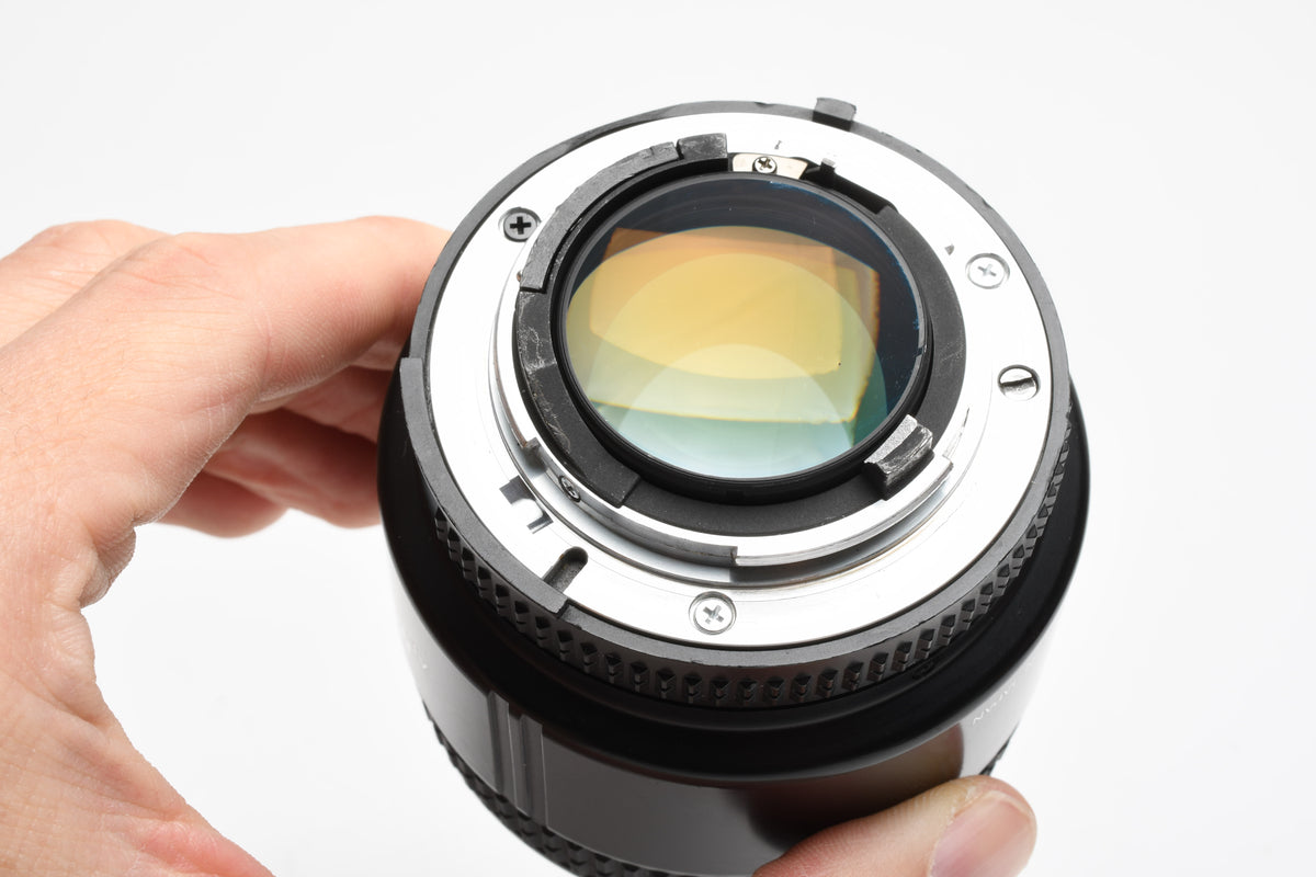 Nikon AF Nikkor 85mm F1.8D portrait lens, caps, clean and sharp! +UV