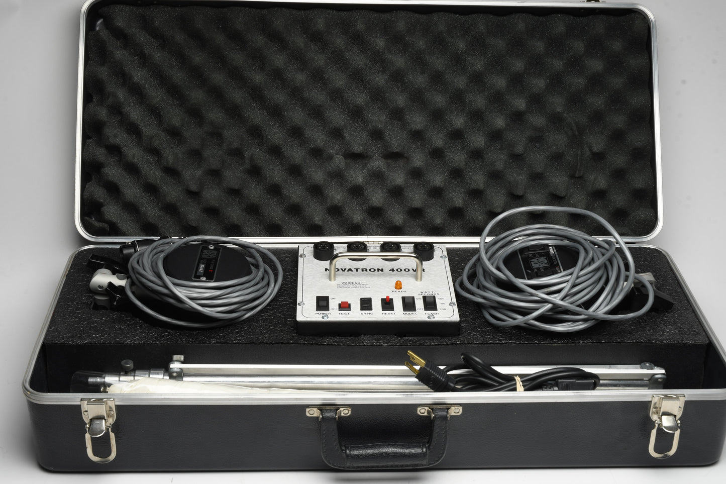 Novatron 400VR Studio Kit, 2X strobes, Stands, Umbrellas, Case, Clean!