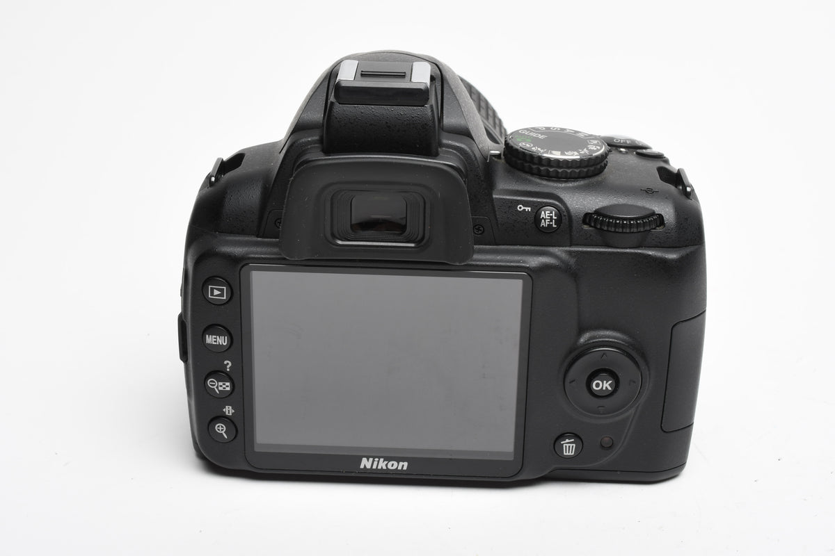 Nikon D3000 DSLR w/Nikkor AFS 18-55mm f3.5-5.6G VR Lens, Only 166 Acts