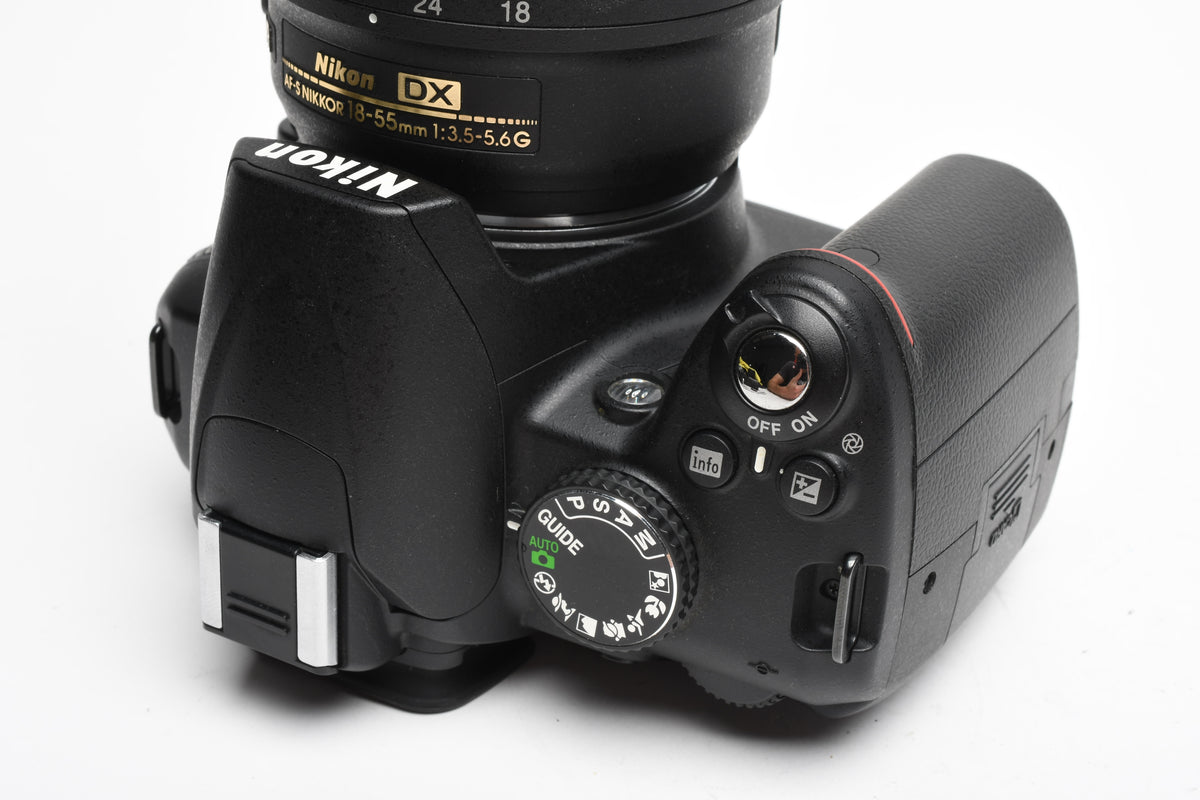 Nikon D3000 DSLR w/Nikkor AFS 18-55mm f3.5-5.6G VR Lens, Only 166 Acts