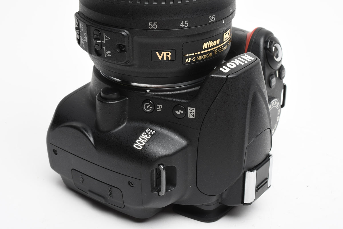 Nikon D3000 DSLR w/Nikkor AFS 18-55mm f3.5-5.6G VR Lens, Only 166 Acts