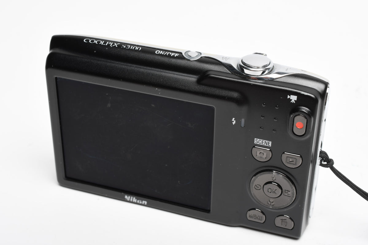 Nikon CoolPix S3100 14MP Digital Point&Shoot camera w/Case, Batt+charger
