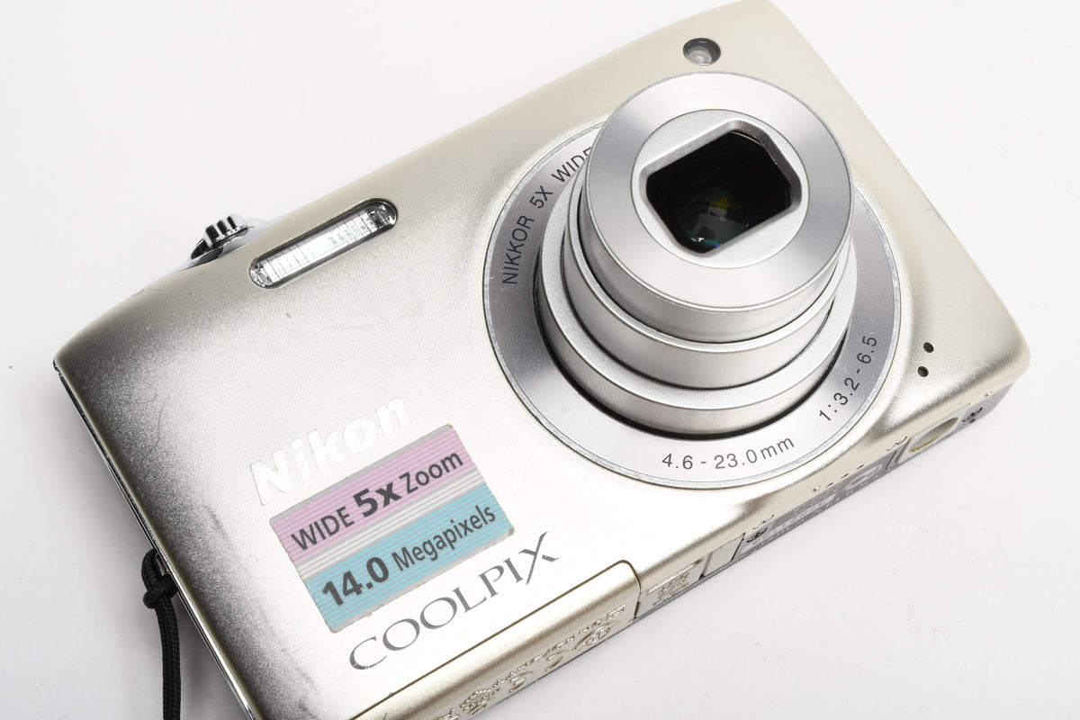 Nikon CoolPix S3100 14MP Digital Point&Shoot camera w/Case, Batt+charger