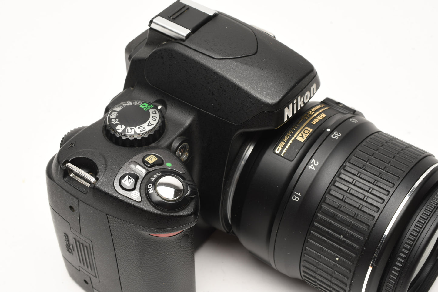 Nikon D40 DSLR body w/Nikkor 18-55mm f3.5-5.6G ED II, Low use, Great!