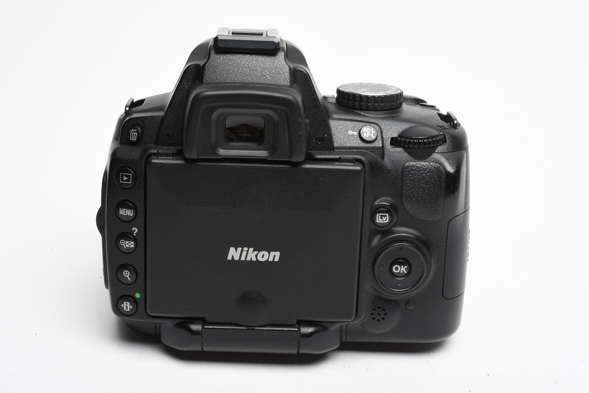 Nikon D5000 DSLR w/Nikkor 18-55mm F3.5-5.6G VR lens, 10K Acts, Clean!