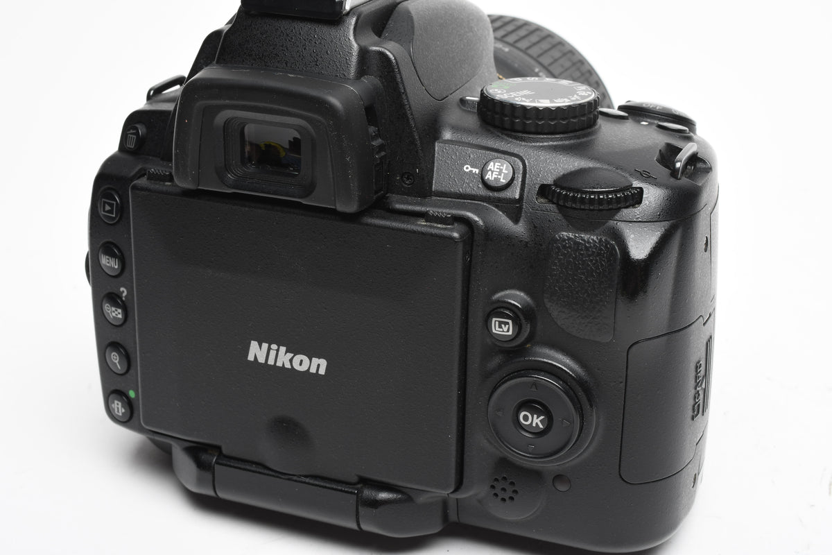 Nikon D5000 DSLR w/Nikkor 18-55mm F3.5-5.6G VR lens, 10K Acts, Clean!