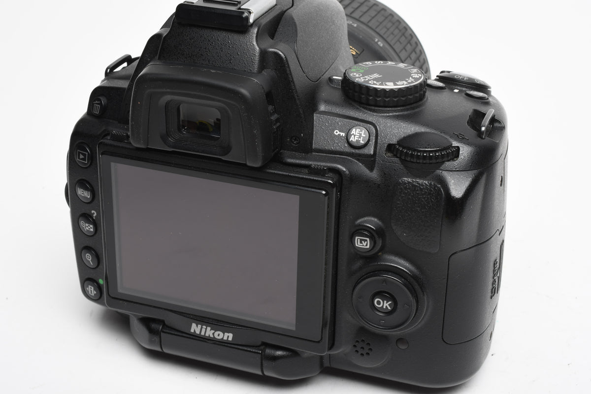 Nikon D5000 DSLR w/Nikkor 18-55mm F3.5-5.6G VR lens, 10K Acts, Clean!