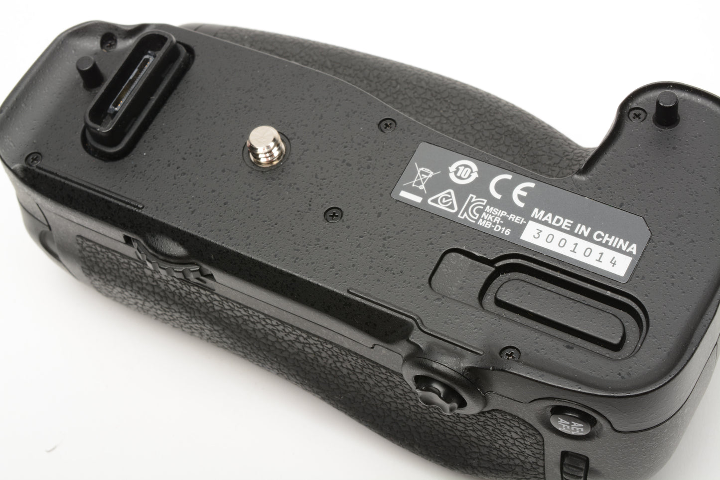 Nikon MB-D16 genuine battery grip. very gently used, w/AA insert