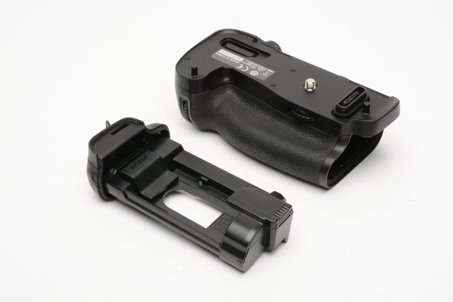 Nikon MB-D16 genuine battery grip. very gently used, w/AA insert