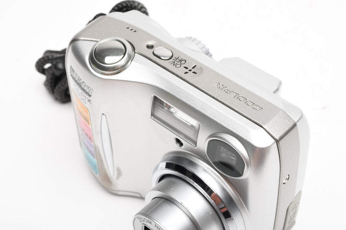 Nikon Coolpix 3200 3.2MP Digital Point&Shoot camera, Strap, Great!
