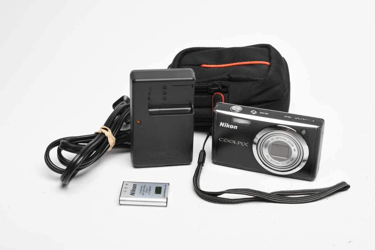 Nikon Coolpix S560 10MP Digital Point&Shoot camera, Case, Tested