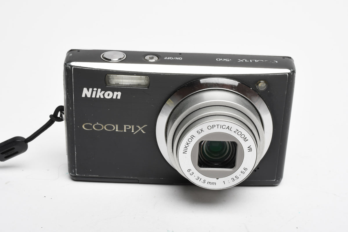 Nikon Coolpix S560 10MP Digital Point&Shoot camera, Case, Tested