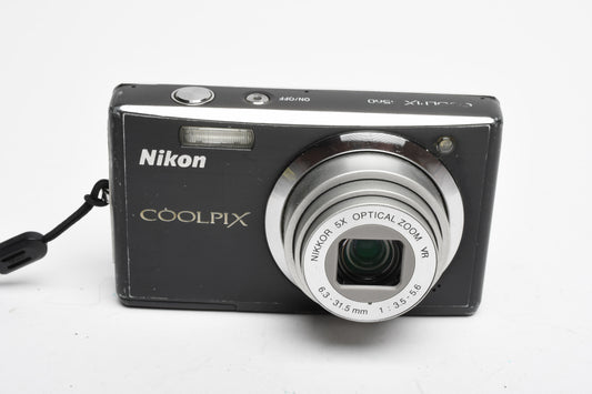 Nikon Coolpix S560 10MP Digital Point&Shoot camera, Case, Tested