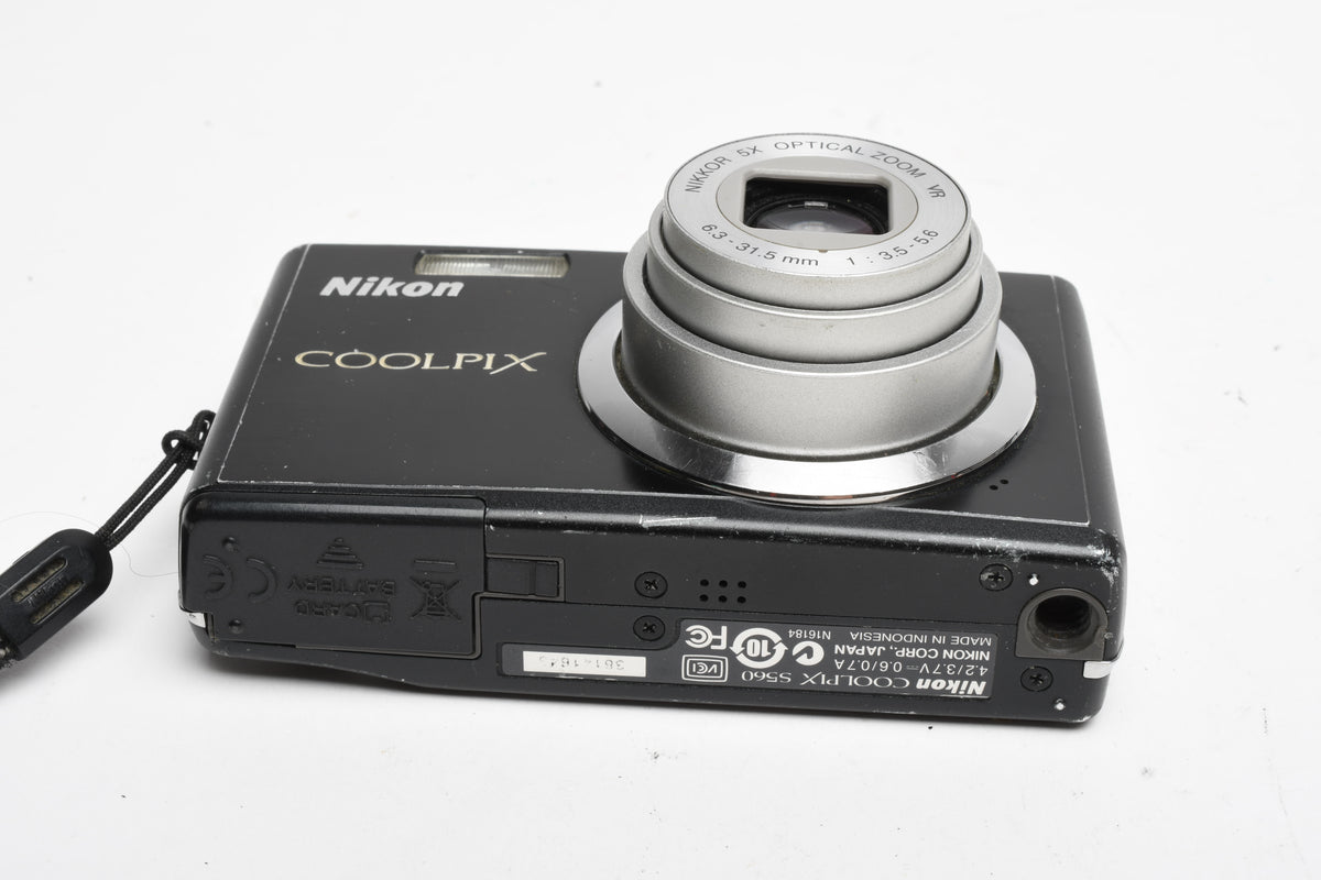 Nikon Coolpix S560 10MP Digital Point&Shoot camera, Case, Tested