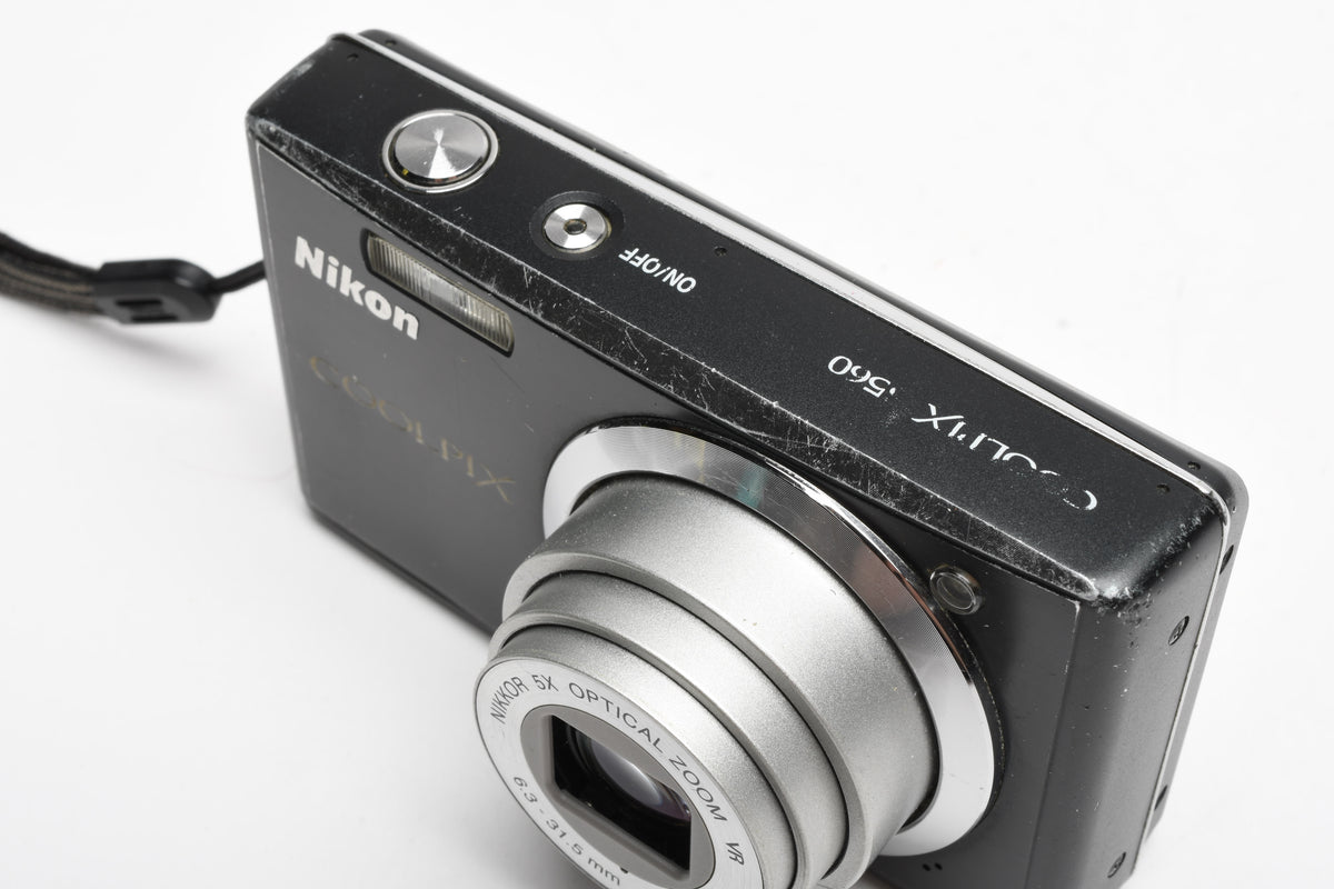 Nikon Coolpix S560 10MP Digital Point&Shoot camera, Case, Tested
