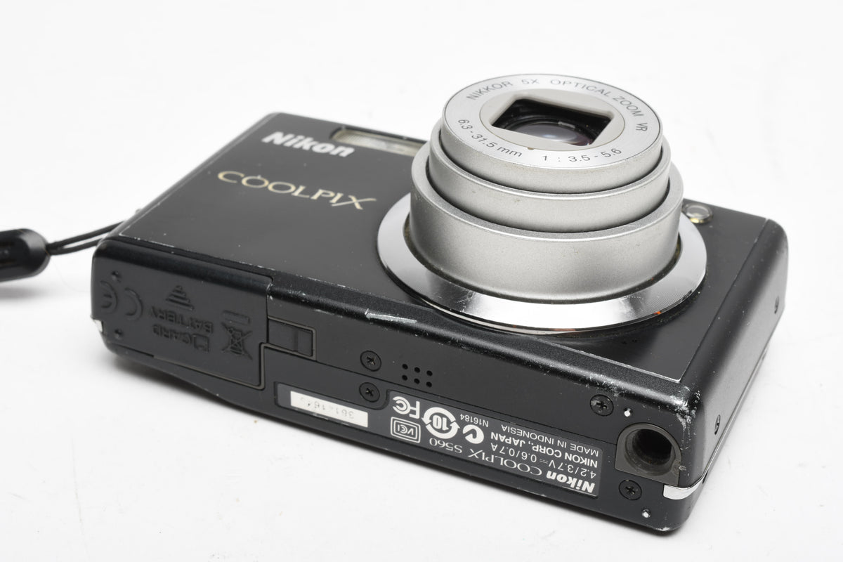Nikon Coolpix S560 10MP Digital Point&Shoot camera, Case, Tested