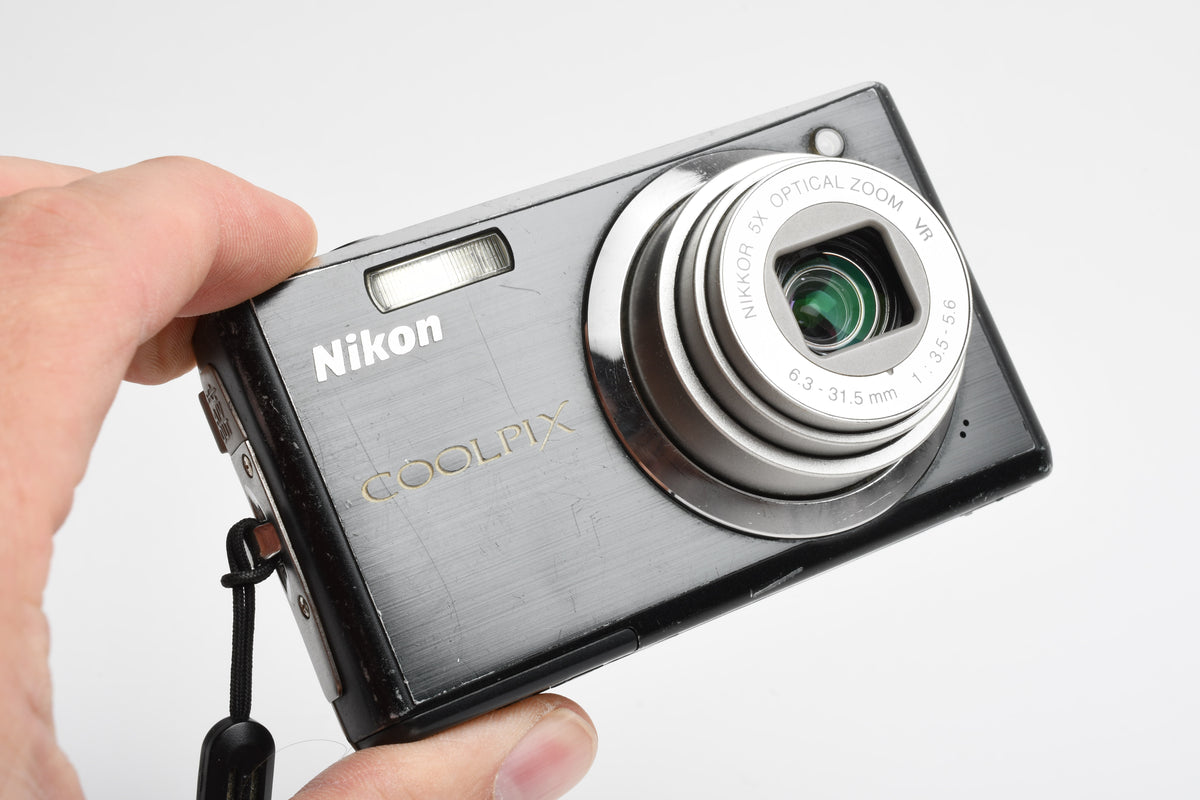 Nikon Coolpix S560 10MP Digital Point&Shoot camera, Case, Tested