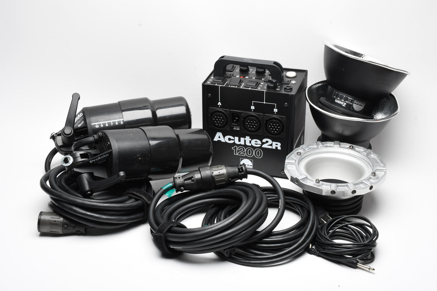 Profoto Acute 2R 1200W Flash Lighting Kit w/2 Acute D4 Heads, Case, Nice!