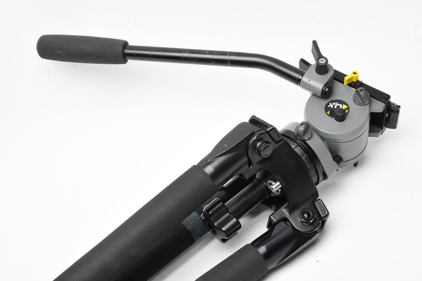 Miller DS10 SOLO-Q 75 2-Stage Tripod (Carbon Fiber) w/case + 2X QR plates