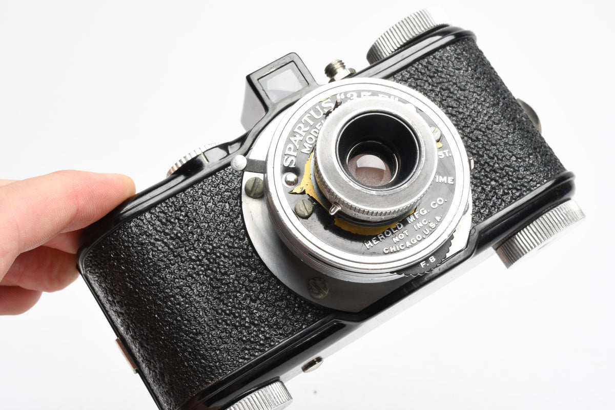 Spartus 35F Model 400 Vintage 34mm camera w/Case, works