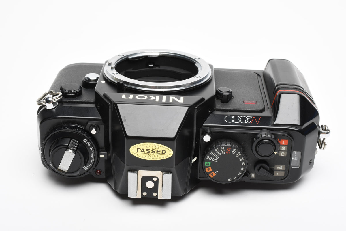 Nikon N2000 35mm SLR Body Only Tested, Great! w/Manual, Strap