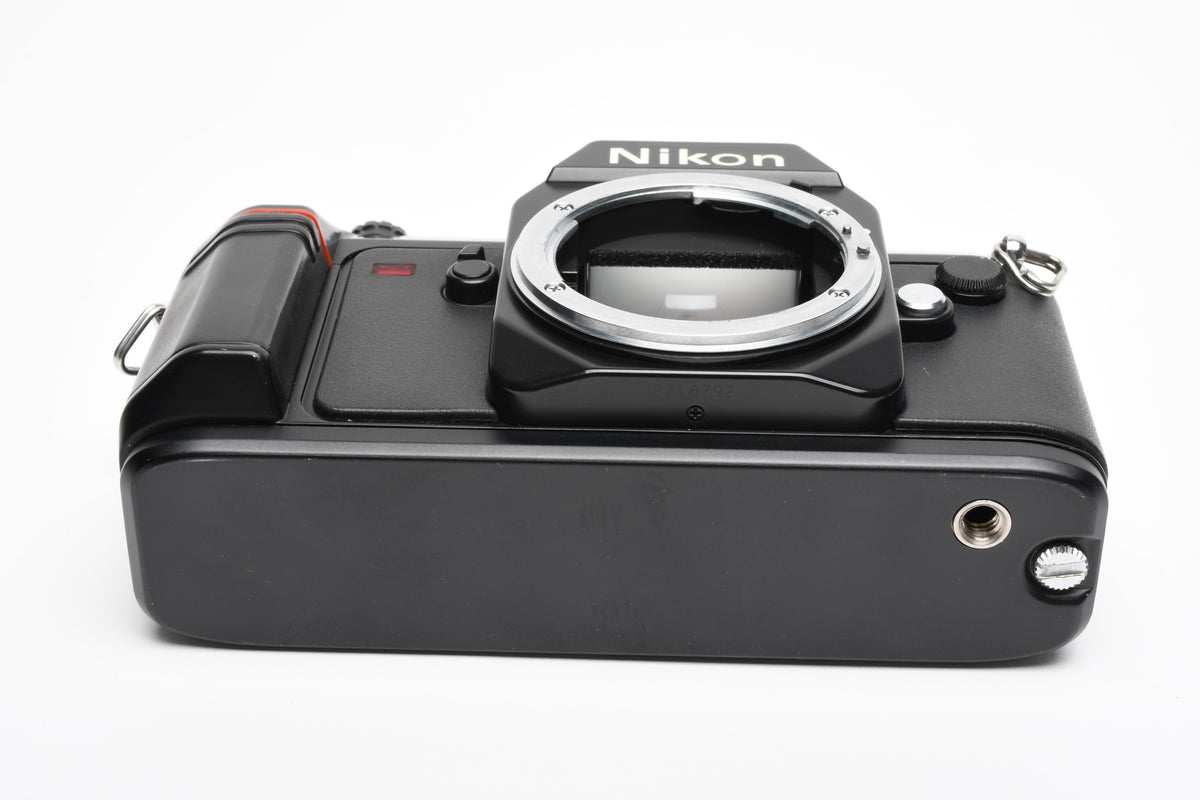 Nikon N2000 35mm SLR Body Only Tested, Great! w/Manual, Strap