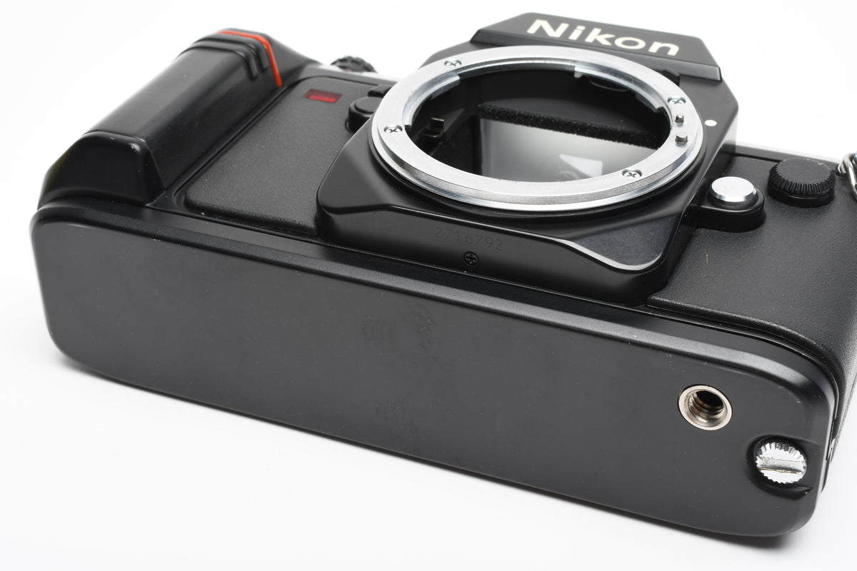 Nikon N2000 35mm SLR Body Only Tested, Great! w/Manual, Strap