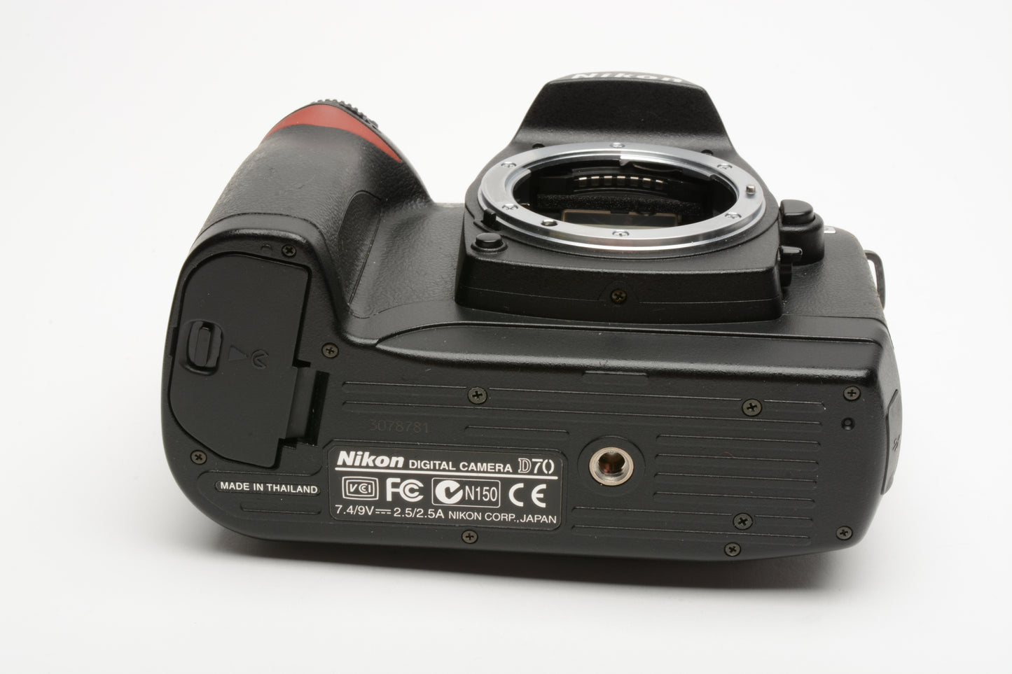 Nikon D70 DSLR body w/batt, charger, strap, Only 2628 Acts!!