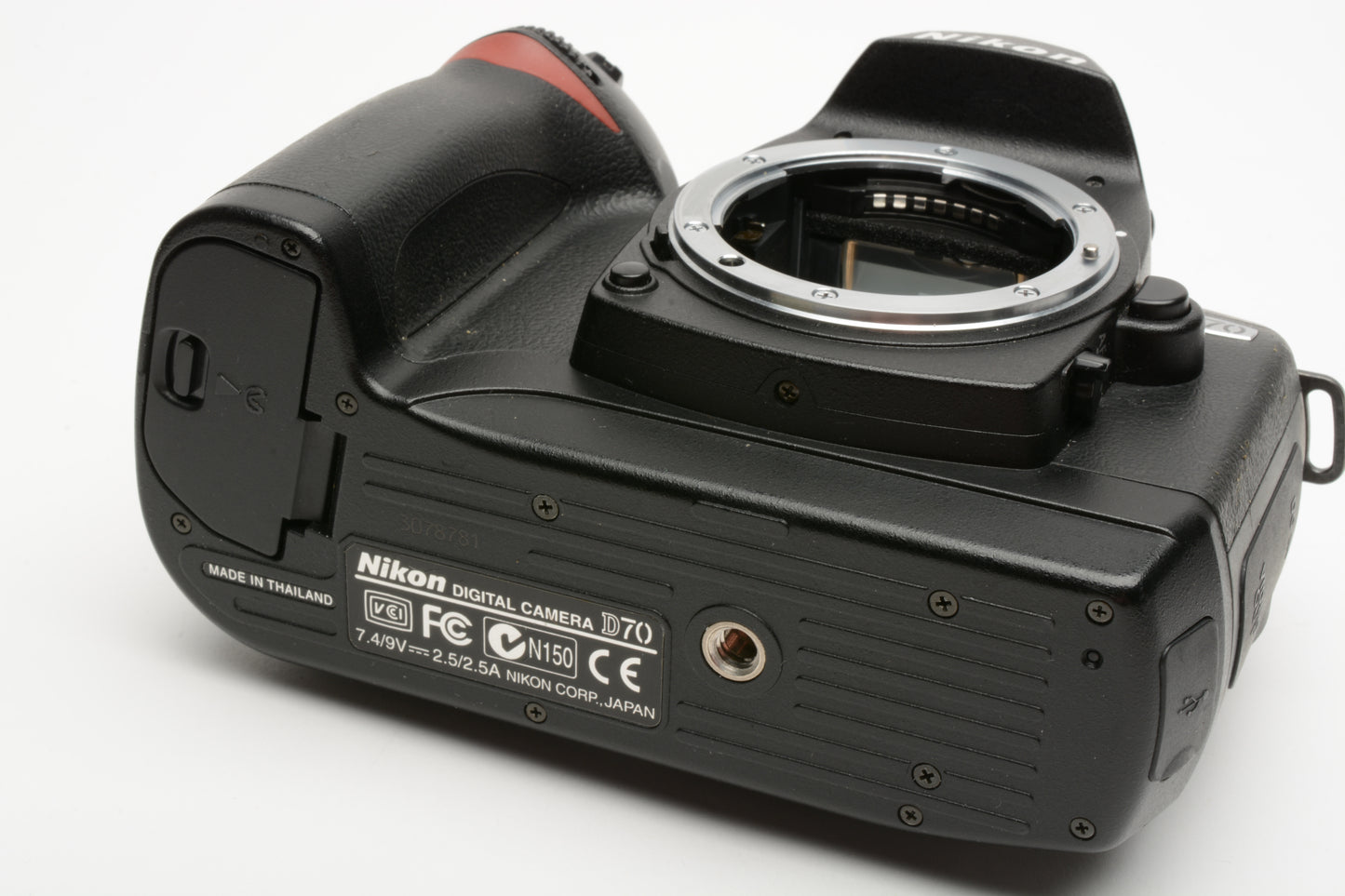 Nikon D70 DSLR body w/batt, charger, strap, Only 2628 Acts!!