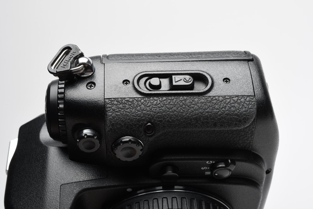 Nikon F100 35mm SLR body, Very Clean, Fully tested, Mint-