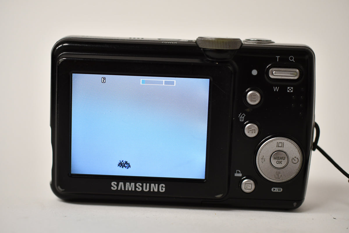 Samsung S85 8.2MP Digital Point&Shoot Camera w/Strap, Good