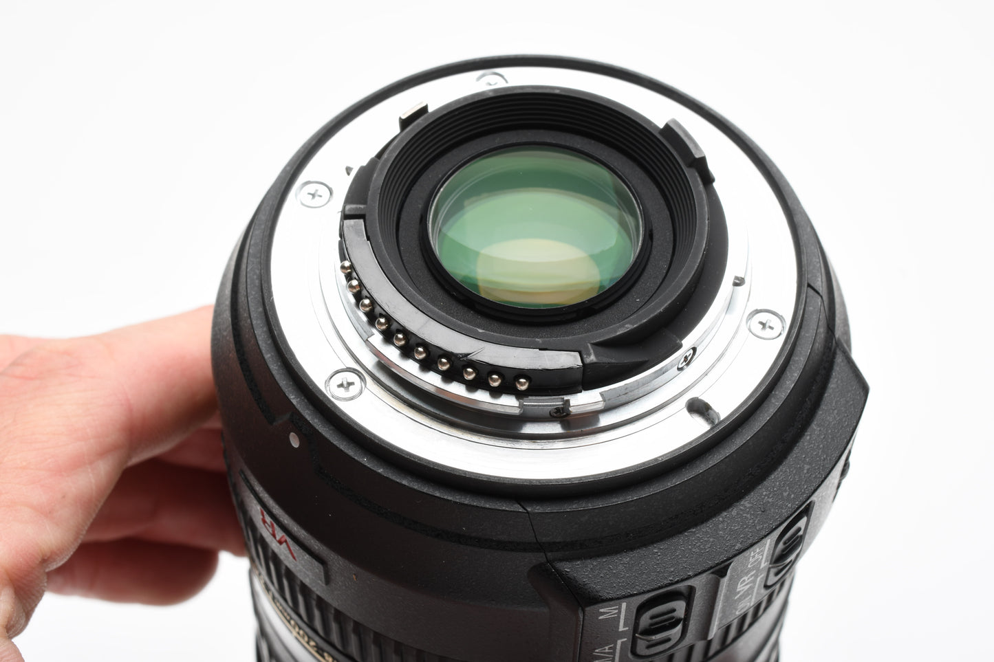 Nikon AF-S Nikkor 18-200mm F3.5-5.6 G ED VR DX zoom lens, clean! +Hood