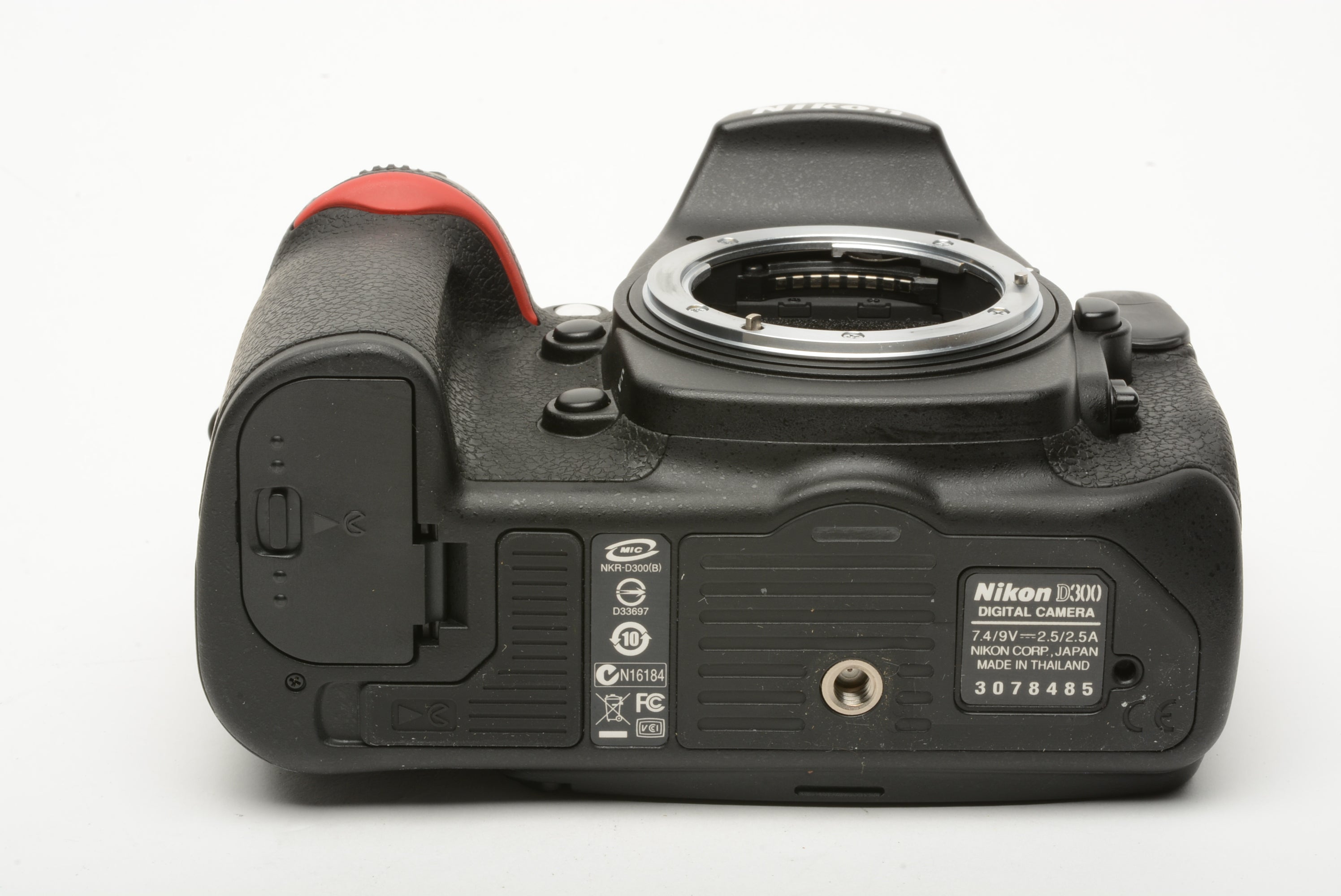 Nikon D300 DSLR body w/battery, charger, strap, 8GB CF card, 40K